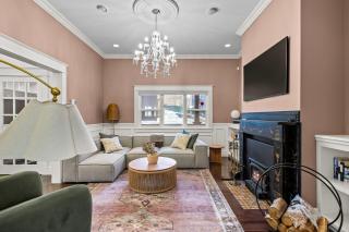 Luxury 2BR Executive Near DT Off Street Parking - 4