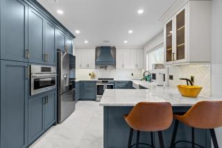 Luxury 2BR Executive Near DT Off Street Parking - 9