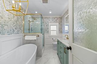 Luxury 2BR Executive Near DT Off Street Parking - 6