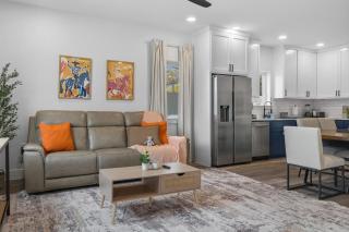 Family Escape Near AUS Games, Pool, EV Charger - 4