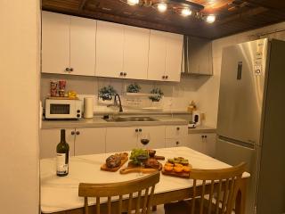 경복궁 광화문 명동 종로 동대문 홍대 지하철 도보3분 방3 침대5 10명 가족 단체 가능 - 7