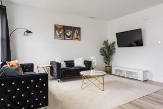 Modern Luxury Retreat Westfield- Near Grand Park - 4