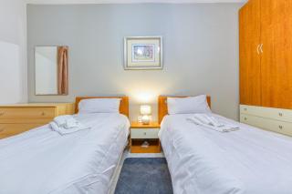 Vibrant Family Apartment for 7 with Balcony - 4