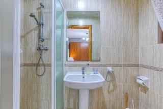 Vibrant Family Apartment for 7 with Balcony - 1