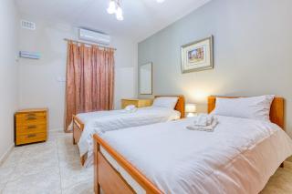 Vibrant Family Apartment for 7 with Balcony - 5