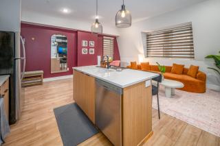 OTR 1BR by TQL, Sleeps 4ppl, Lux King Bed, Wifi, 4th Fl - 3