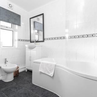 Charming 3 Bed House - Garden - Parking - Wi-Fi Netflix 83BMH - 5