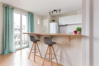 NEW! 2 bed apartment, AC, paid street parking, balcony, near the river - 6