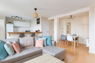 NEW! 2 bed apartment, AC, paid street parking, balcony, near the river - 1