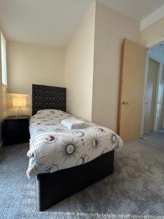 Comfortable 3-Storey House with Free Car Parking - 5