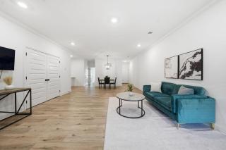 Chic 2BR2BA Home Great Location - 2