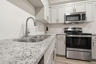 Chic 2BR2BA Home Great Location - 4