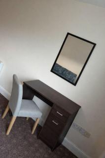 Quiet 2-Bed Suburb Stay, Free Parking & Near City - 9