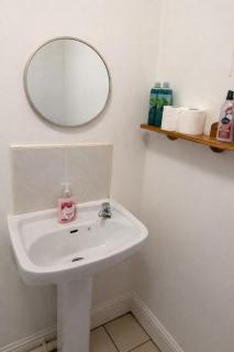 Quiet 2-Bed Suburb Stay, Free Parking & Near City - 7