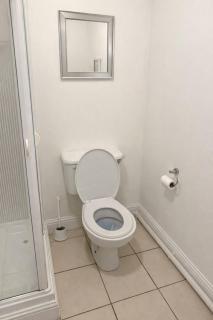 Quiet 2-Bed Suburb Stay, Free Parking & Near City - 3