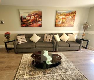 Susu's-II-Luxurious 2 Bedroom 2 Bath Apartment - 1