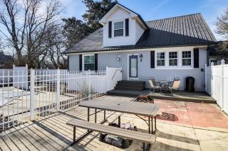 Pool, Patio and Putting Green Manchester Getaway - 7