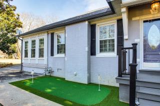 Pool, Patio and Putting Green Manchester Getaway - 8