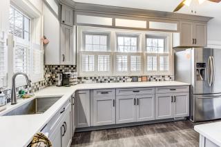 Pool, Patio and Putting Green Manchester Getaway - 4