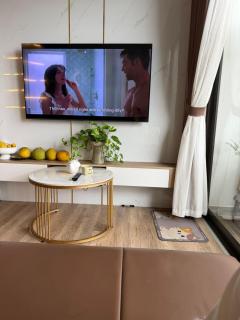 Sunny flower-filled green apartment with Netflix - 5