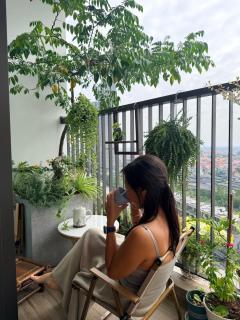 Sunny flower-filled green apartment with Netflix - 2