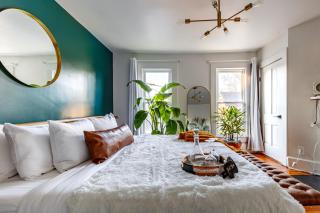 Downtown Columbus & Short North 2BR Home - Sleeps up to 10 Guests - By Convention Center & Nationwide Arena - Free Parking - Over 5,800 Five Star Stays - Casita Verde by Jungle House - 6