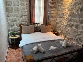 Little bay apart 2 - 4