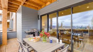 Sleeps 20 4 Units Hot Tub Deck Near DowntownOld Bend Aerie by AvantStay - 8