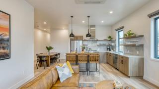 Sleeps 20 4 Units Hot Tub Deck Near DowntownOld Bend Aerie by AvantStay - 2