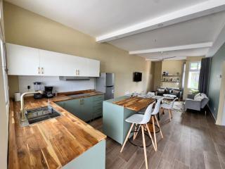 Pristine Rooftop 2 Bedroom Apartment centrally located with a view - 7