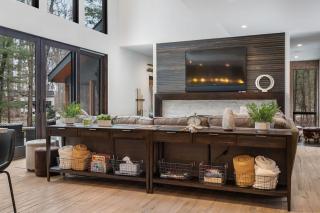 Blue Cedar-Family Friendly 5 Bedroom Home with Lake Access Hot Tub Pool Table and Private Gym - 5