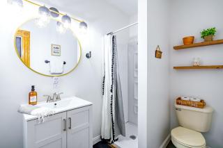 Jungle House Columbus Downtown Free Parking Sleeps 8 - Walk to Convention Center & Nationwide Arena - 1BR Short North Luxury Home - Over 5,800 Five Star Stays - 8