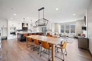 Spacious 5BR Family Townhome with Hot Tub and Garage - 8