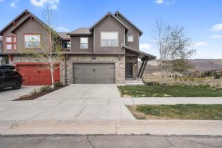 Spacious 5BR Family Townhome with Hot Tub and Garage - 4