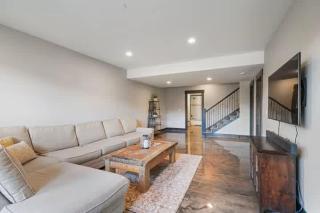 Spacious 5BR Family Townhome with Hot Tub and Garage - 3