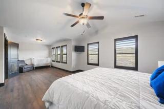 Spacious 5BR Family Townhome with Hot Tub and Garage - 1