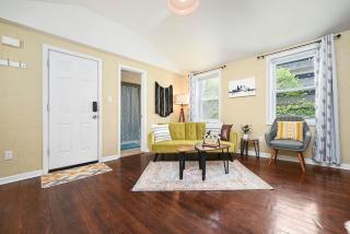 HostWise Stays - Block to AGH - King Bed, Free Off Street Parking - 0