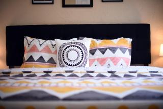 HostWise Stays - Block to AGH - King Bed, Free Off Street Parking - 2