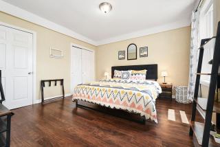 HostWise Stays - Block to AGH - King Bed, Free Off Street Parking - 3