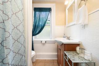 HostWise Stays - Block to AGH - King Bed, Free Off Street Parking - 5