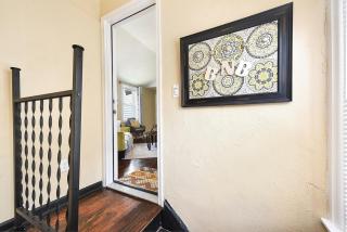 HostWise Stays - Block to AGH - King Bed, Free Off Street Parking - 6