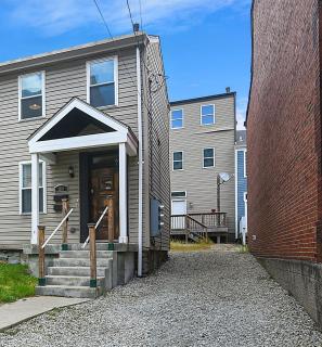 HostWise Stays - Block to AGH - King Bed, Free Off Street Parking - 7