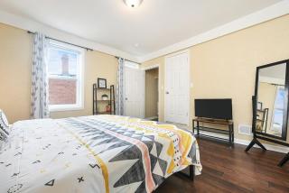 HostWise Stays - Block to AGH - King Bed, Free Off Street Parking - 8