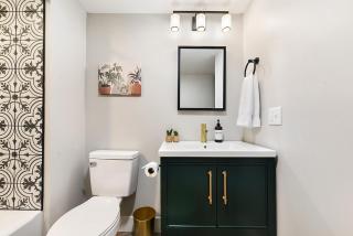 HostWise Stays - King Beds, Park Free, Great Walk Score - 1