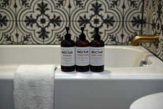 HostWise Stays - King Beds, Park Free, Great Walk Score - 2