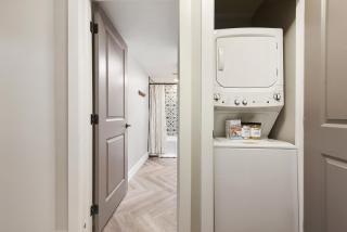 HostWise Stays - King Beds, Park Free, Great Walk Score - 5