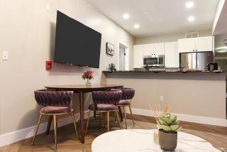 HostWise Stays - 2 King Beds, Free Street Parking, North Side Gem - 6