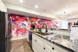 HostWise Stays - 2 King Beds, Free Street Parking, North Side Gem - 1