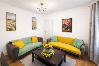 Heated 4 Bedroom House with 2 Bathrooms Near O2 and ExCeL - 0