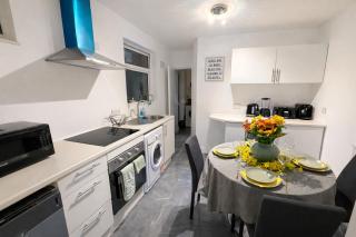 Cosy 4 beds house 8mn Walk to train station Sleeps 15 - 9